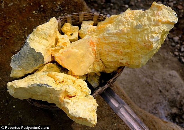 Đơn chất sulfur tìm thấy ở khiu vực núi lửa olm.