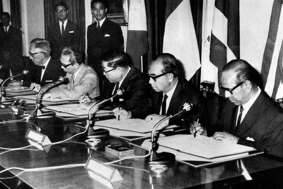 Lịch sử 12, Bộ trưởng Ngoại giao các nước In-đô-nê-xi-a, Ma-lai-xi-a, Phi-lip-pin, Xin-ga-po và Thái Lan ký bản Tuyên bố ASEAN, olm