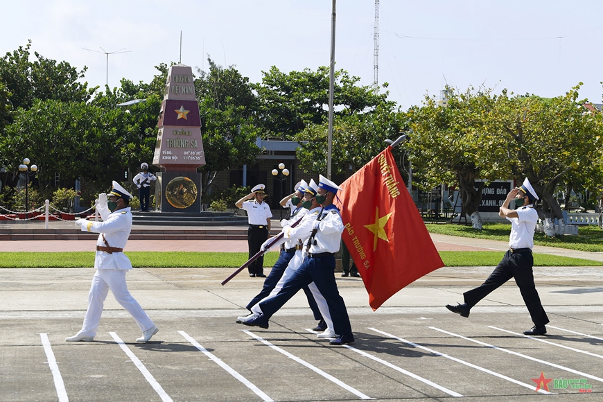 Lịch sử 12, Chào cờ trên đảo Trường Sa lớn, olm