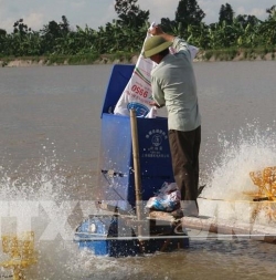 Công nghệ 7, cho cá ăn bằng máy, hoc24