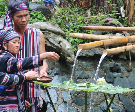 Lễ cúng bên nước