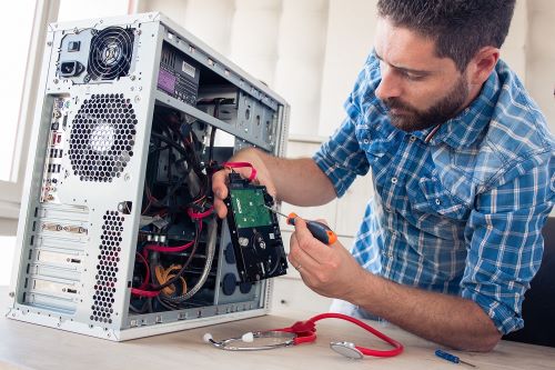 Một kĩ sư đang kiểm tra phần cứng của máy tính