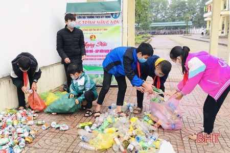 Học sinh thu gom sắt vụn.olm