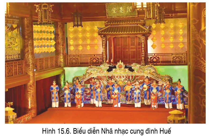 ghệ thuật cung đình phát triển rực rỡ, với các loại hình phong phú như hát, múa, nhạc,... tiêu biểu là Nhã nhạc cung đình Huế.