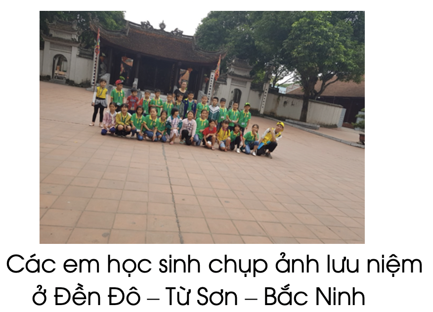 Các em học sinh chụp ảnh lưu niệm