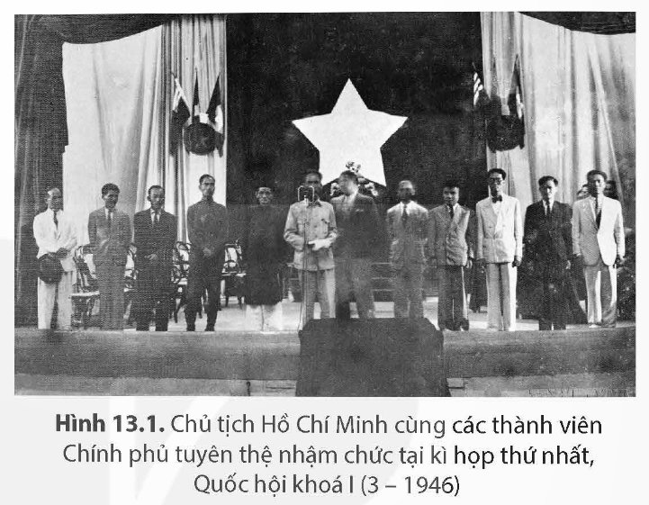 Chủ tịch Hồ Chí Minh cùng các thành viên