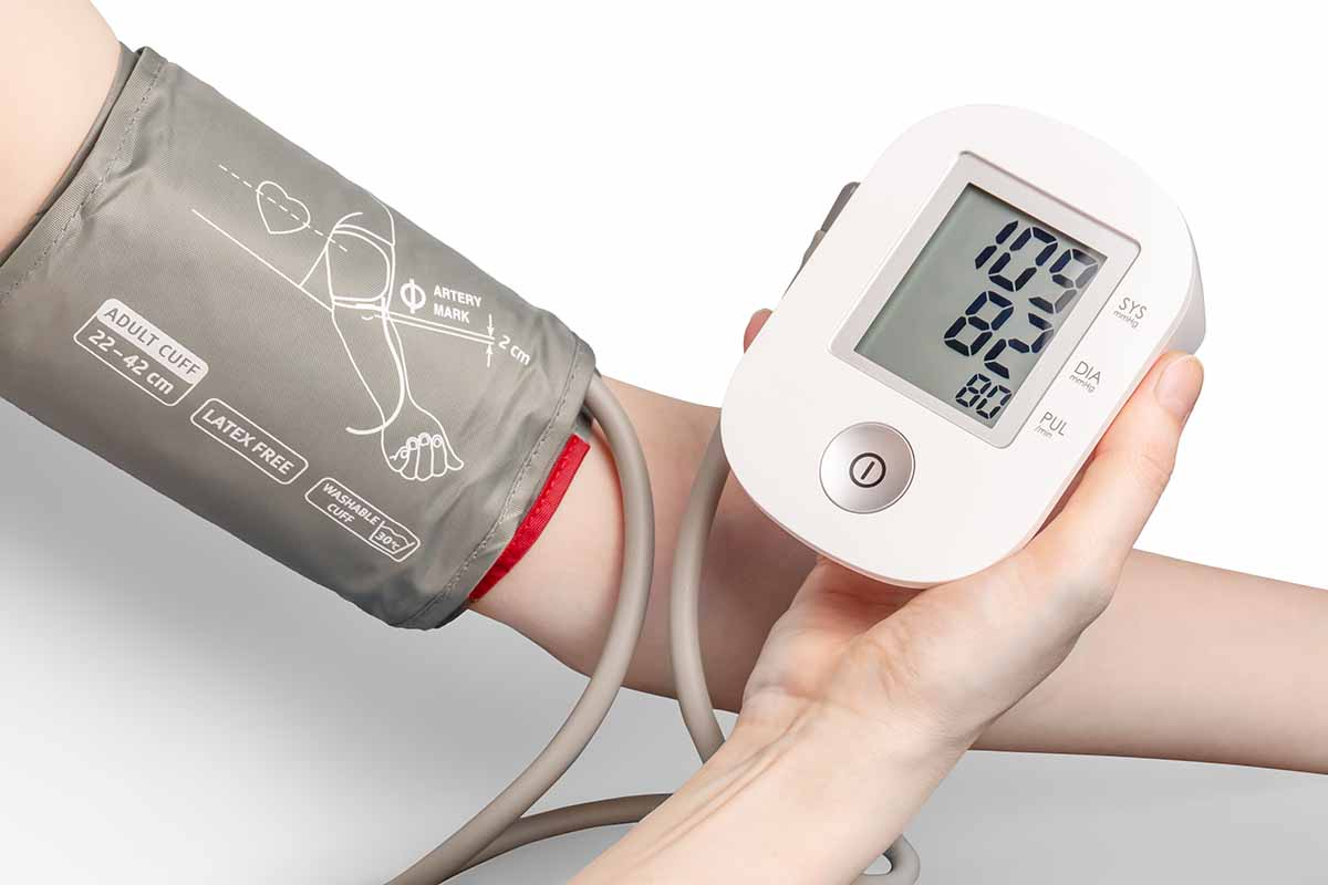đo huyết áp bằng huyết áp kế điện tử