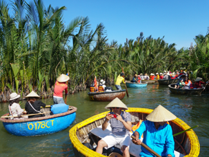 Đi thuyền thúng trên sông Thu Bồn