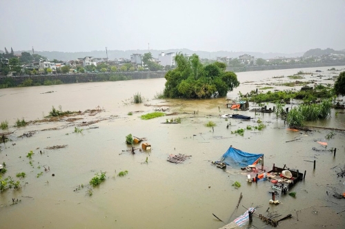 Lũ dâng cao trên sông Hồng