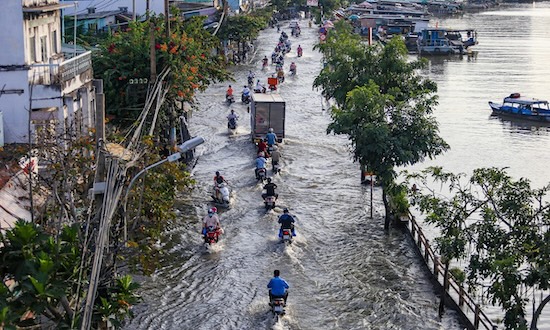 Triều cường ở kênh Tẻ, Quận 7 (TP. Hồ Chí Minh)