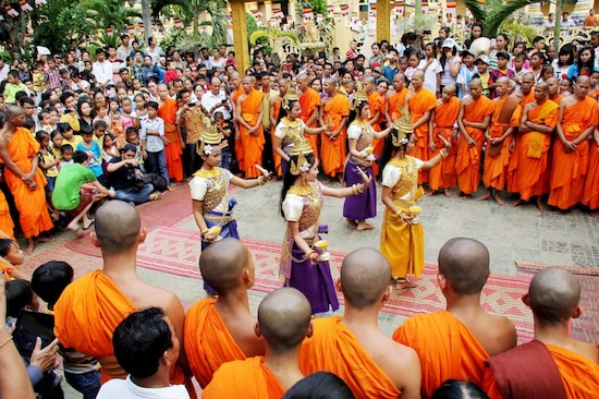 Dân tộc Khơ-me sinh sống chủ yếu ở vùng Đồng bằng sông Cửu Long